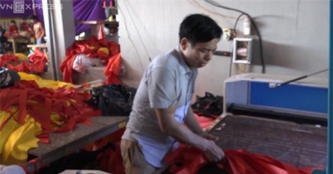 Thức trắng đêm may cờ và băng rôn cổ vũ U23 Việt Nam nhưng vẫn không đủ