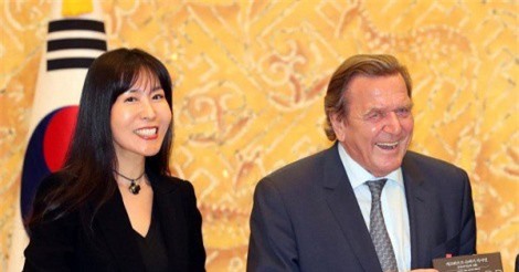Cựu Thủ tướng Đức kết hôn lần thứ 5 với vợ kém 26 tuổi