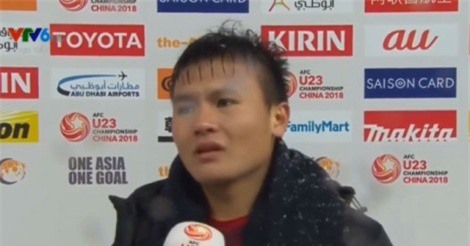 Clip: Quang Hải òa khóc khi nói về tình cảm của NHM Việt Nam 