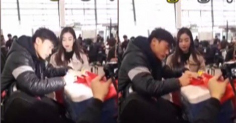 Bút của thủ môn Tiến Dũng hết mực khi ký tặng Hoa hậu Mỹ Linh