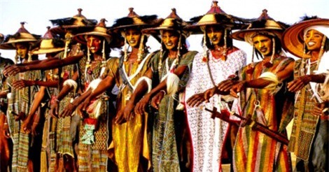 Cách quyến rũ phụ nữ kỳ lạ ở bộ tộc đẹp nhất Trái đất