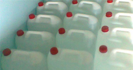 Clip: Triệt phá cơ sở sản xuất cồn và nước muối sinh lý độc hại tại Hà Nội