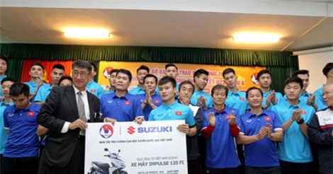 Suzuki Việt Nam tặng quà riêng cho tiền vệ Quang Hải