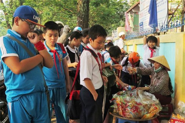 Rước bệnh vào người vì quà vặt ở cổng trường