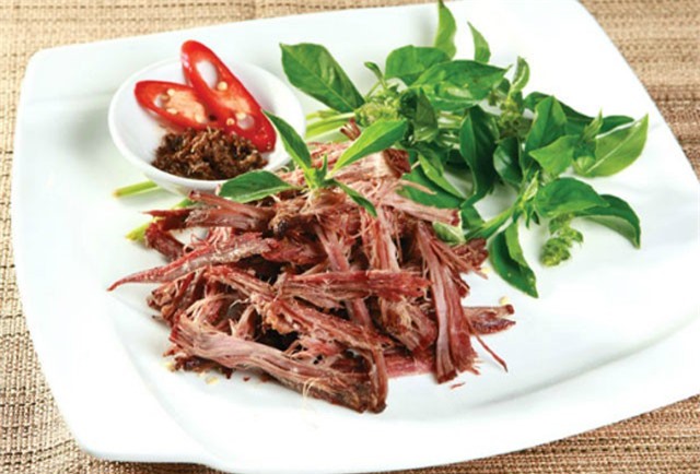 Mê mẩn với đặc sản bò một nắng và muối kiến vàng của Gia Lai