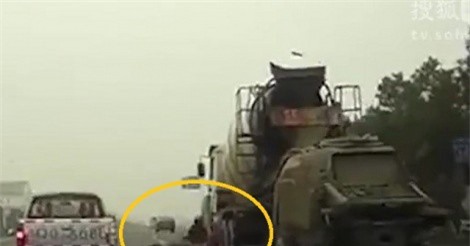 Clip: Xe máy vượt ẩu, 2 người bị xe bồn cán tử vong