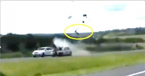 Clip: Chạy ngược chiều trên đường cao tốc, người đàn ông bị chiếc SUV tông văng lên trời