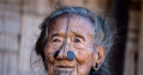 Kỳ quái bộ tộc "đục mũi" ở Ấn Độ