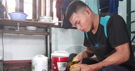 Quảng Ngãi: Học sinh nghèo miền núi “dài cổ” chờ tiền hỗ trợ