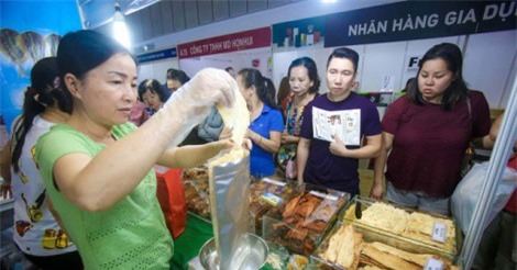 Đua nhau “săn” hàng Tết giảm giá ở hội chợ