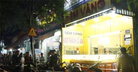 Bình Dương: Nam thanh niên cướp tiệm vàng trong nháy mắt