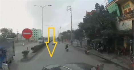 Clip: Giật mình cảnh Mercedes vượt ẩu, tạt đầu xe container ở Quảng Ninh