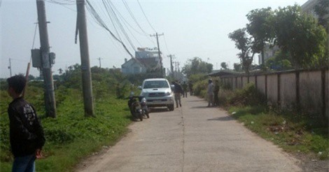 Thi thể người đàn ông nằm bên đường với nhiều vết đâm