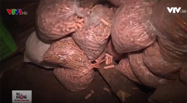 "Sởn gai ốc" với xúc xích tiệt trùng làm từ thịt heo ôi thiu, phẩm màu và phụ gia