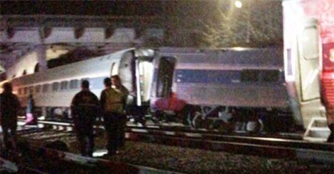 Tàu chở gần 150 khách đâm tàu hàng ở Mỹ, hai người chết