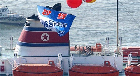 Triều Tiên vi phạm lệnh cấm vận khi thay đổi phương tiện đưa đoàn nghệ thuật đến Hàn Quốc?