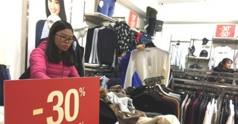 Hàng quần áo khuyến mãi "khủng", dân công sở sắm Tết xuyên trưa