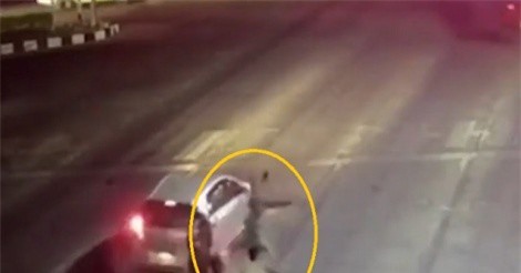 Clip: Đâm vào đuôi ôtô đang dừng đèn đỏ, thanh niên điều khiển xe máy tử vong