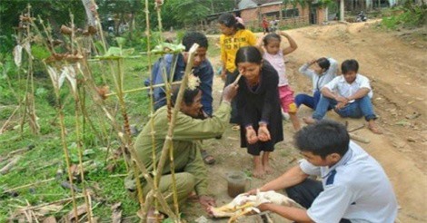 Kỳ lạ tập tục rước “thần lá” giữ bình yên cho dân làng