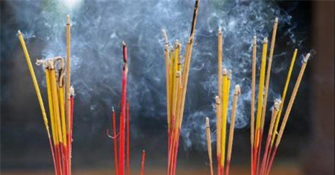 Làm sao để chọn nhang Tết thơm, ít tàn, an toàn?
