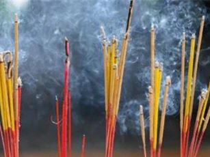 Làm sao để chọn nhang Tết thơm, ít tàn, an toàn?
