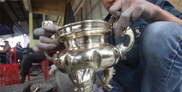 Thu tiền triệu mỗi ngày từ việc đánh bóng lư đồng dịp cuối năm