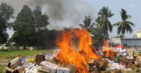 Tiêu hủy số lượng lớn hàng hóa và thuốc lá ngoại nhập lậu