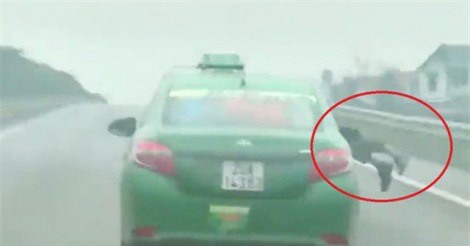 Bắt khẩn cấp tài xế taxi hất chiến sĩ công an lên capo rồi chạy trốn