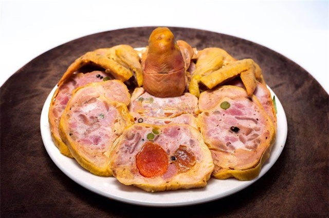 Hướng dẫn làm món gà rút xương nhồi giăm bông trứng muối chuẩn bị đón Tết