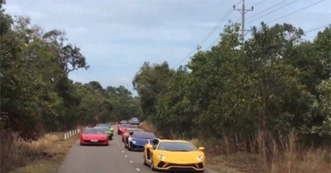 Choáng ngợp với dàn siêu xe nối đuôi nhau trên đường phố Việt