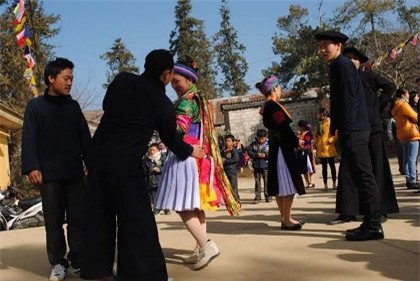 Kỳ lạ tục “vỗ mông” kén vợ của người Mông