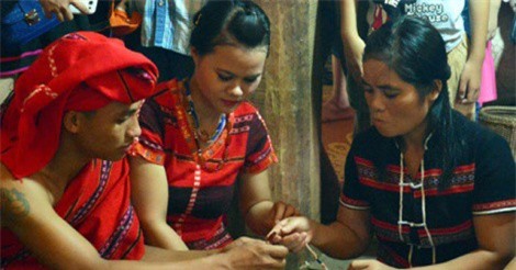 Những nghi thức độc đáo trong đám cưới của người Pa Kô