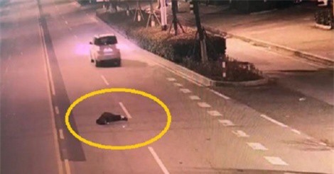 Clip: Chuyện lạ chồng rơi khỏi ôtô mà vợ không hề hay biết