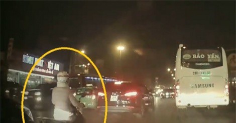 Clip: Sang đường bất cẩn, “ninja Lead” va chạm liên tiếp với 2 ôtô