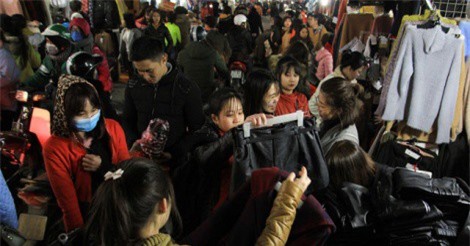 Sinh viên Hà Nội đội rét mua hàng giảm giá trước Tết