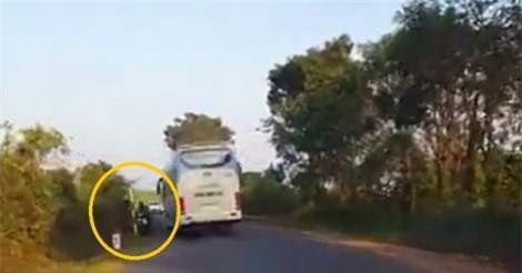Clip: Phẫn nộ xe khách gây tai nạn cho xe máy rồi bỏ chạy ở Phú Yên