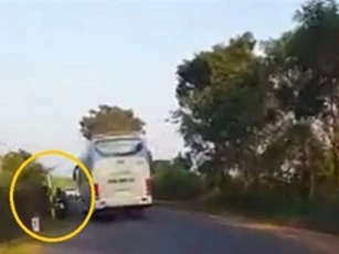 Clip: Phẫn nộ xe khách gây tai nạn cho xe máy rồi bỏ chạy ở Phú Yên