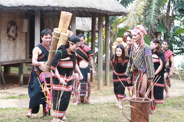 Đặc sắc tục “củi hứa hôn” trong cưới hỏi của người Giẻ Triêng