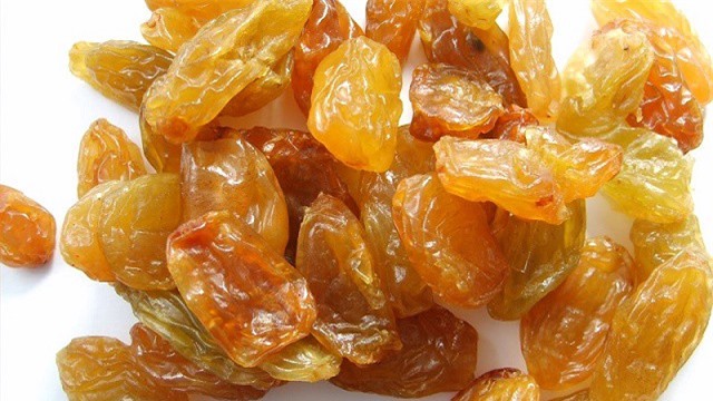 Giải độc gan sau mỗi bữa nhậu với nho khô 