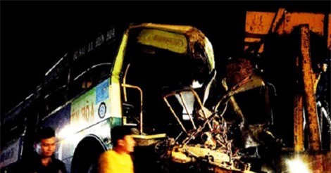 TAI NẠN GIAO THÔNG GHÊ RỢN TUẦN QUA: Ôtô khách đối đầu xe buýt khiến 7 người thương vong, người đàn ông bị tàu hỏa kéo lê hàng trăm mét