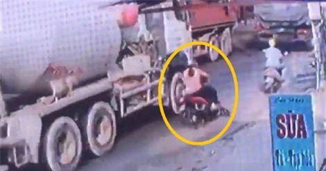 Clip: Phanh gấp tránh xe phía trước, nữ công nhân bị xe tải cán tử vong ở TP.HCM