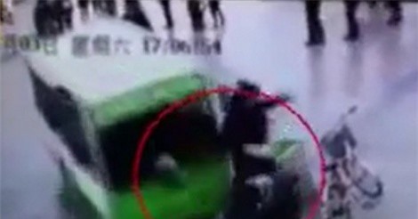Clip: Tài xế đạp nhầm chân ga, xe buýt điện cán người đi bộ