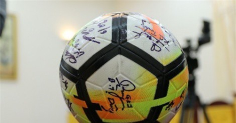 Tập đoàn FLC đấu giá thành công món quà U23 tặng Thủ tướng với mức giá 20 tỷ đồng