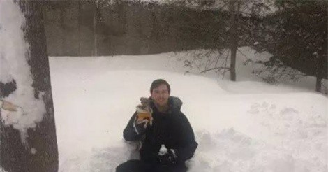 Tranh thủ trời lạnh, "soái ca" làm giàu nhờ bán... tuyết đóng chai 