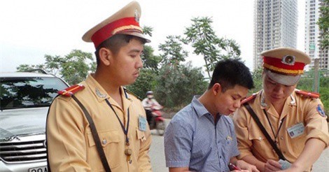 Từ 12/2/2018, 8 trường hợp phải thu hồi giấy đăng ký xe