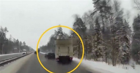 Clip: Đường trơn trượt, BMW X5 húc xe tải văng vào rừng cây