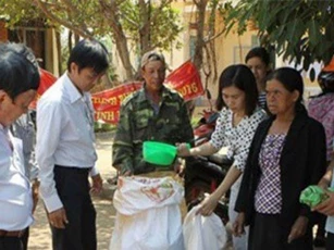 Gần 800.000 người nghèo đã nhận gạo hỗ trợ Tết