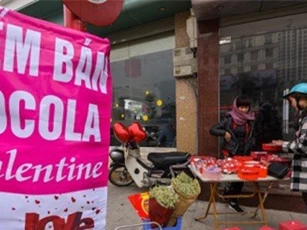 Gần sát dịp Tết Nguyên đán, thị trường quà tặng Valentine bị "lu mờ"