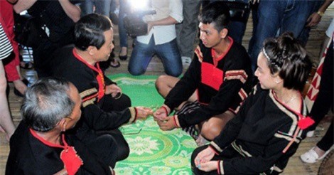 Kỳ lạ tục nối dây trong hôn nhân của người Ê Đê