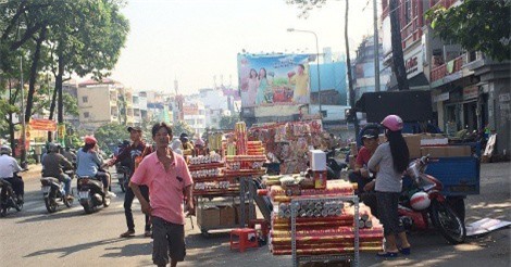 TP.HCM: Vỉa hè, lòng đường đều thành… chợ trong dịp cận Tết